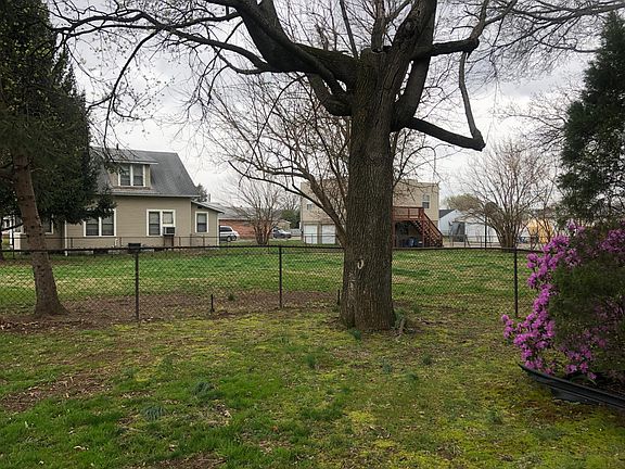 The fenced yard is the size of 2 Vienna lots,