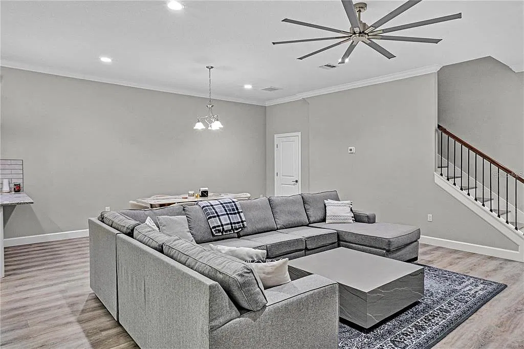 3 bed, 2.5 bath, 2275 sqft, $3,000 — Photo 2