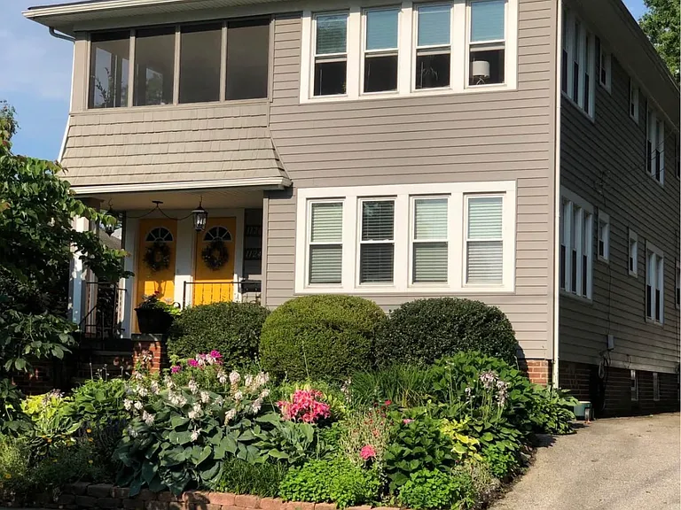1124 Summit Ave — Photo 1
