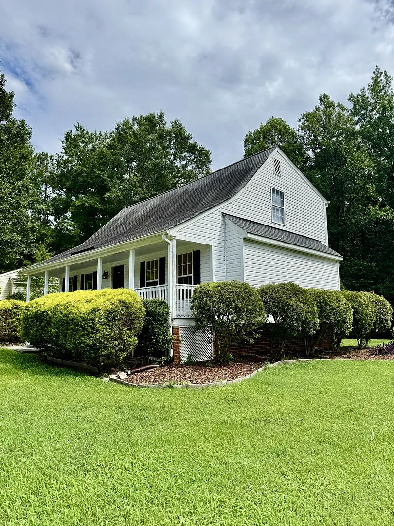Charming 4-Bedroom, 2-Bathroom Cape Cod located in the highly sought-after Midlothian area of Che... — Photo 2