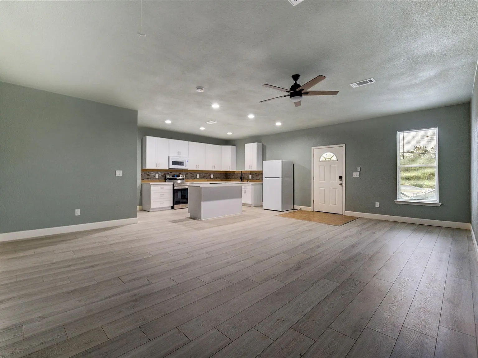3 bed, 2.0 bath, 1345 sqft, $1,800 — Photo 2