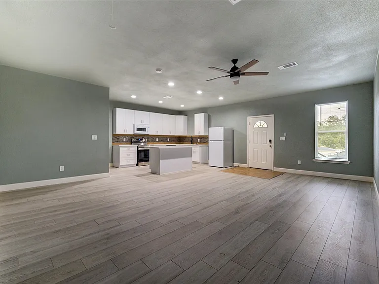 4323 Continental Dr — Photo 2