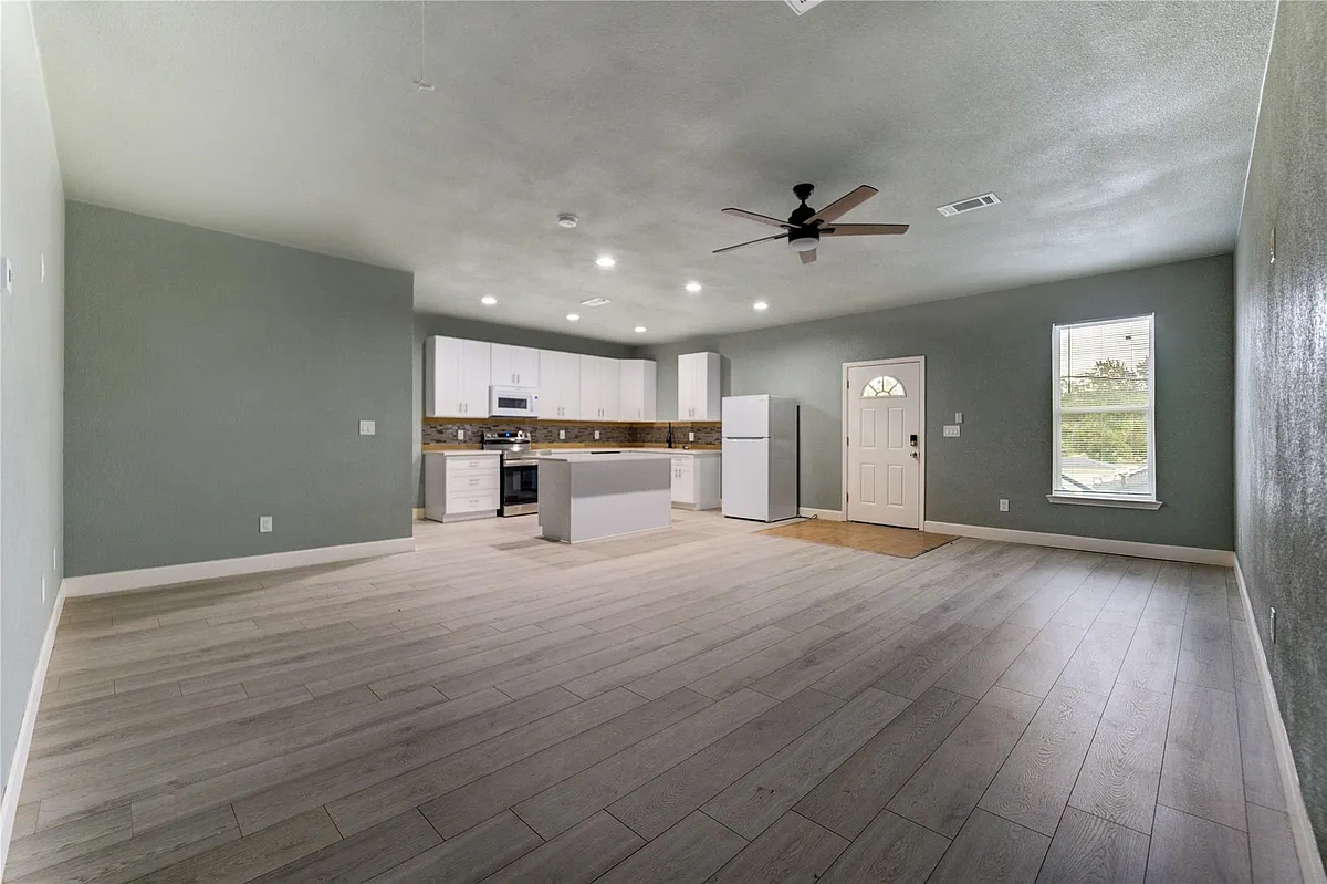 Building Photo - 4323 Continental Dr