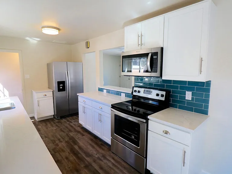 3035 S Clermont Dr — Photo 4
