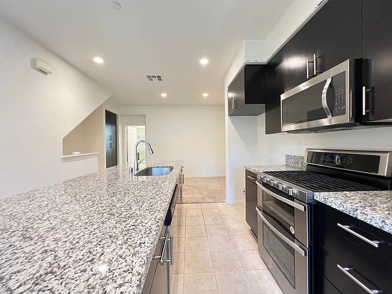 938 E Weaver Ln — Photo 4