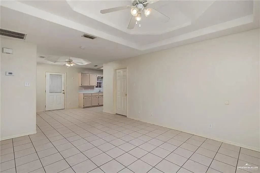 3 bed, 2.0 bath, 1100 sqft, $1,050 — Photo 4