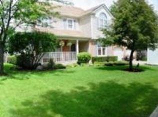 2939 Whispering Oaks Dr, Buffalo Grove, IL 60089