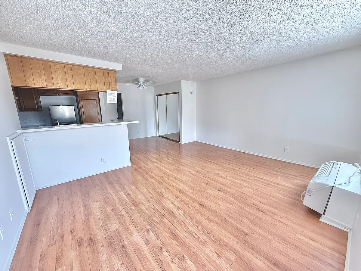 Building Photo - 5229 Riverton Ave #10