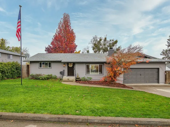 1051 NE Pepperwood Dr, Grants Pass, OR 97526