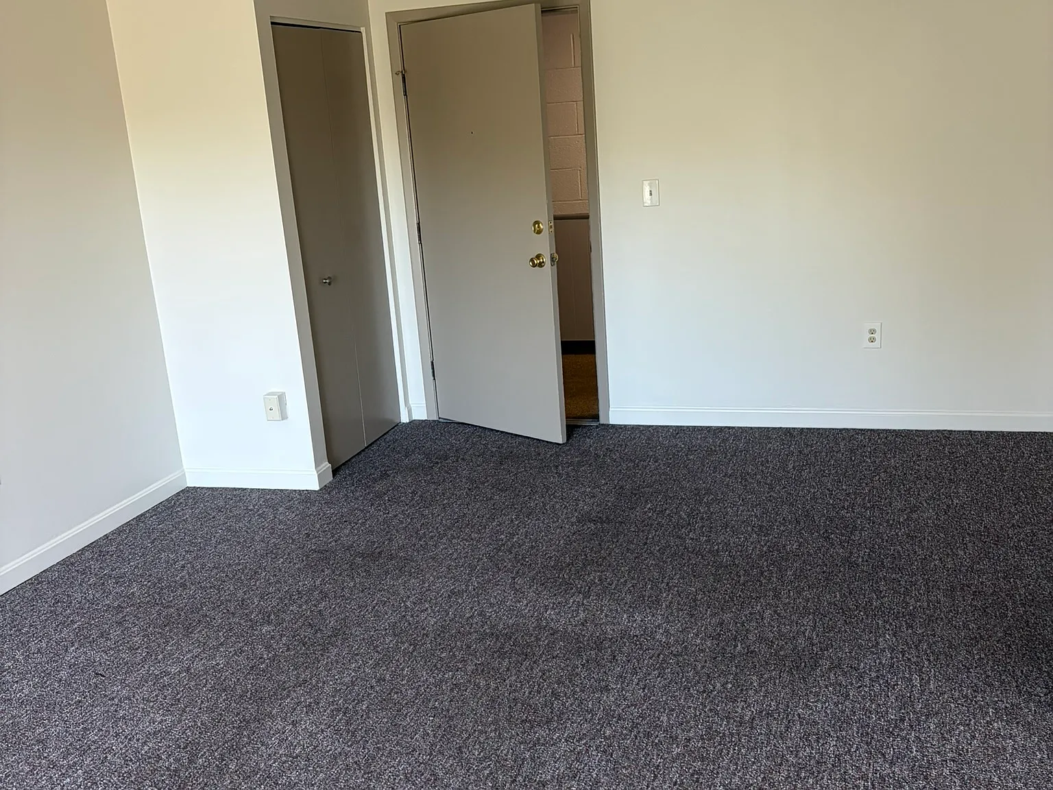 18012 Lake Shore Boulevard — Photo 2