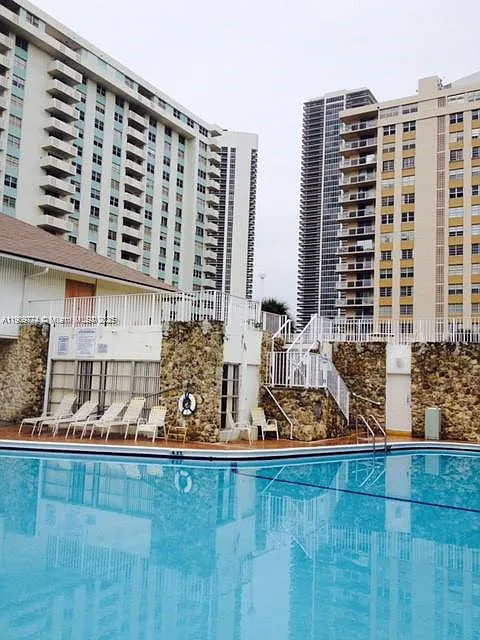 Plaza Towers North Condo — Photo 2