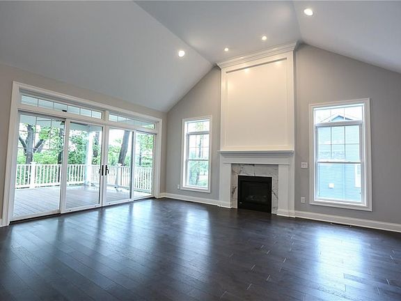 3rd image of 10 Greenpoint Trl