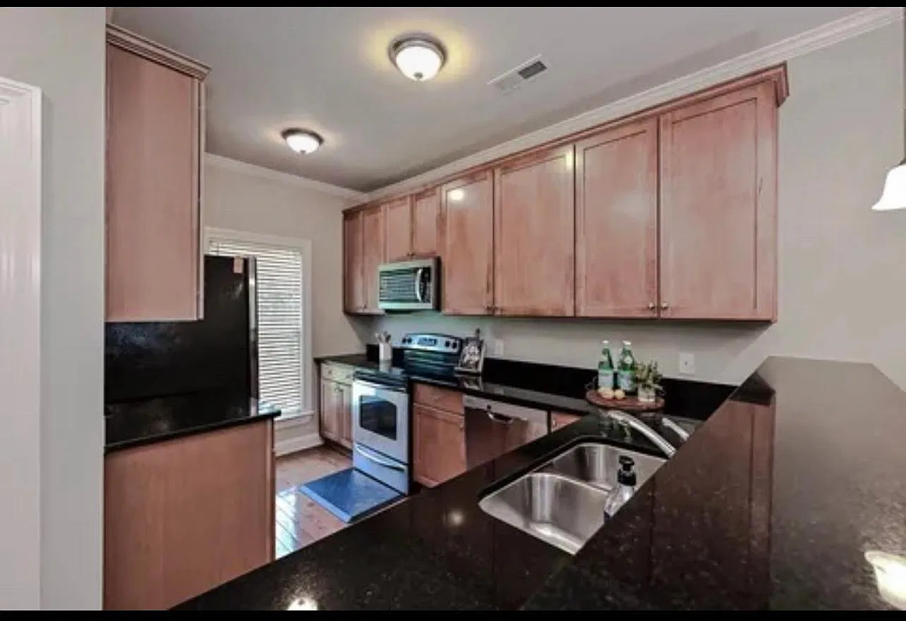 2 bed, 1047 sqft, $2,400 — Photo 2