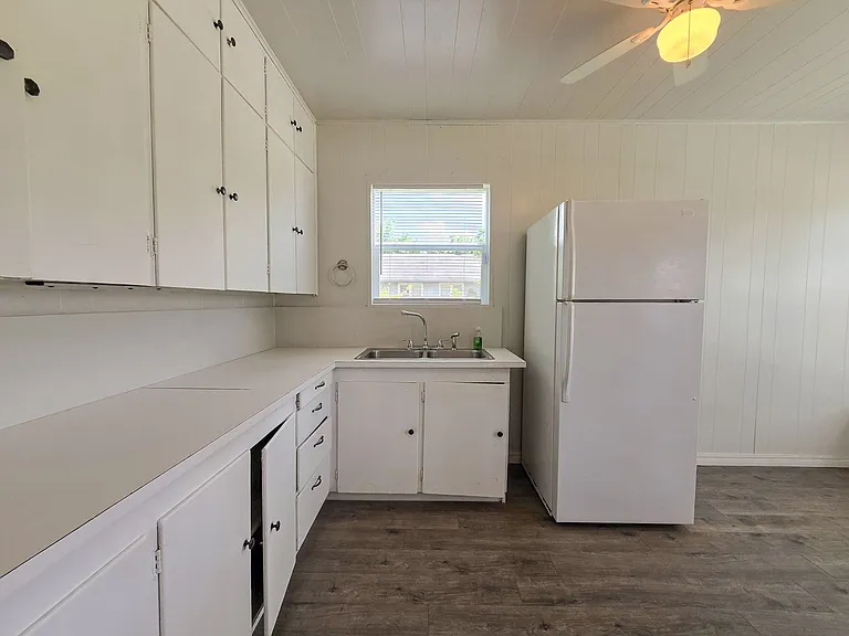 635 W Franklin St — Photo 13