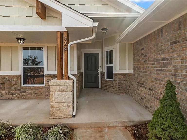 528 Hackberry Ln — Photo 2