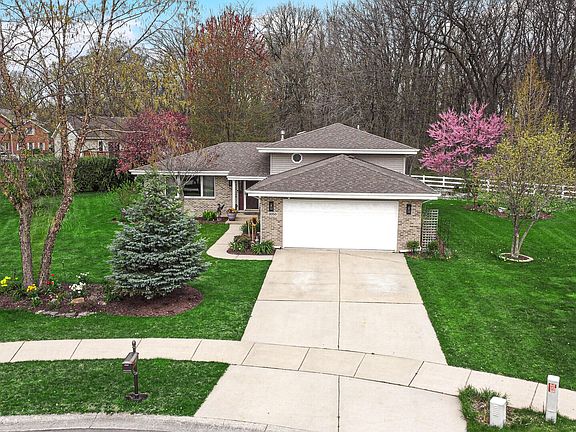 2nd image of 3050 Emerald Dr