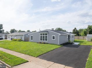 279 Willow Dr, Levittown, PA 19054