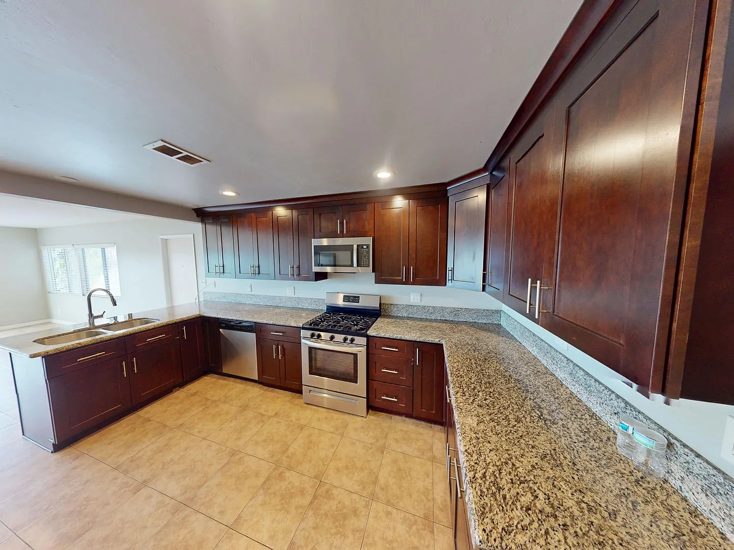 Massive House on East Falls With Huge Yard! Basketball court / courtyard!! — Photo 4