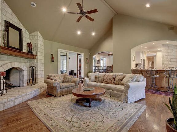 3rd image of 1412 Redbud Trl