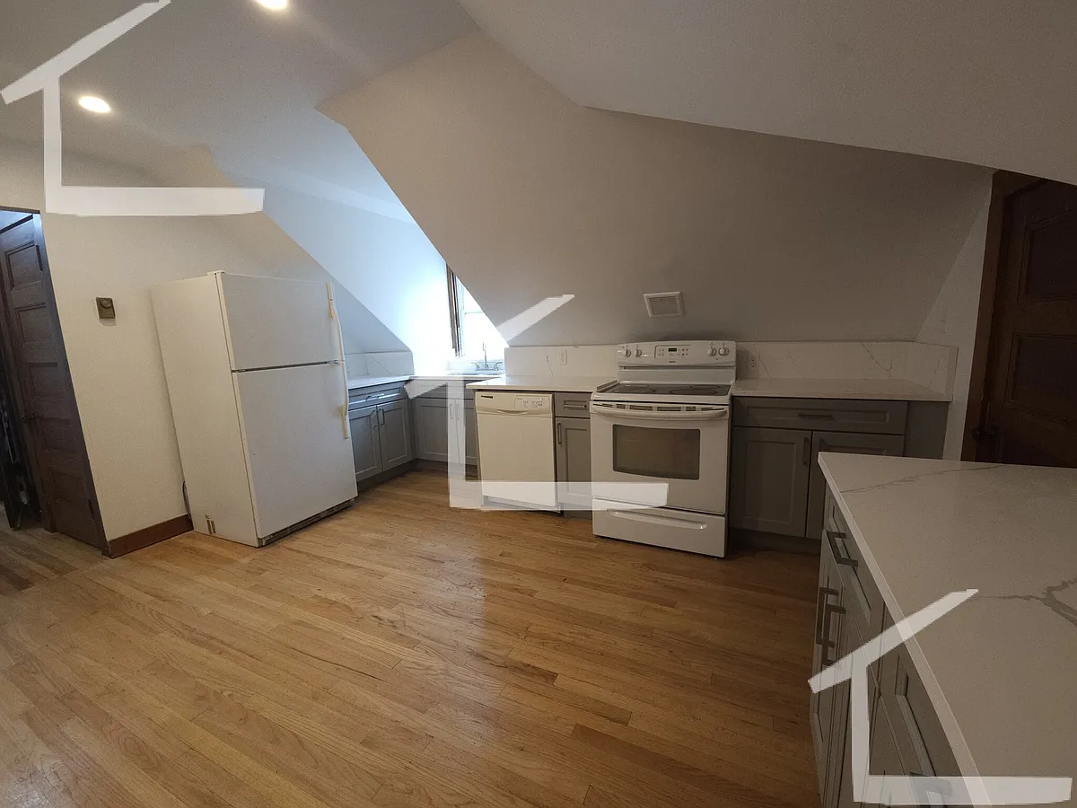 Building Photo - 22 Greenough St #3
