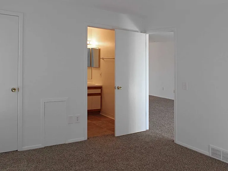 Harbor Cove Apartments — Photo 4