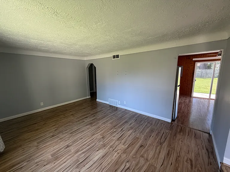 23734 Deziel St — Photo 7
