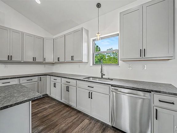 5th image of 150 Ethlyn Dr