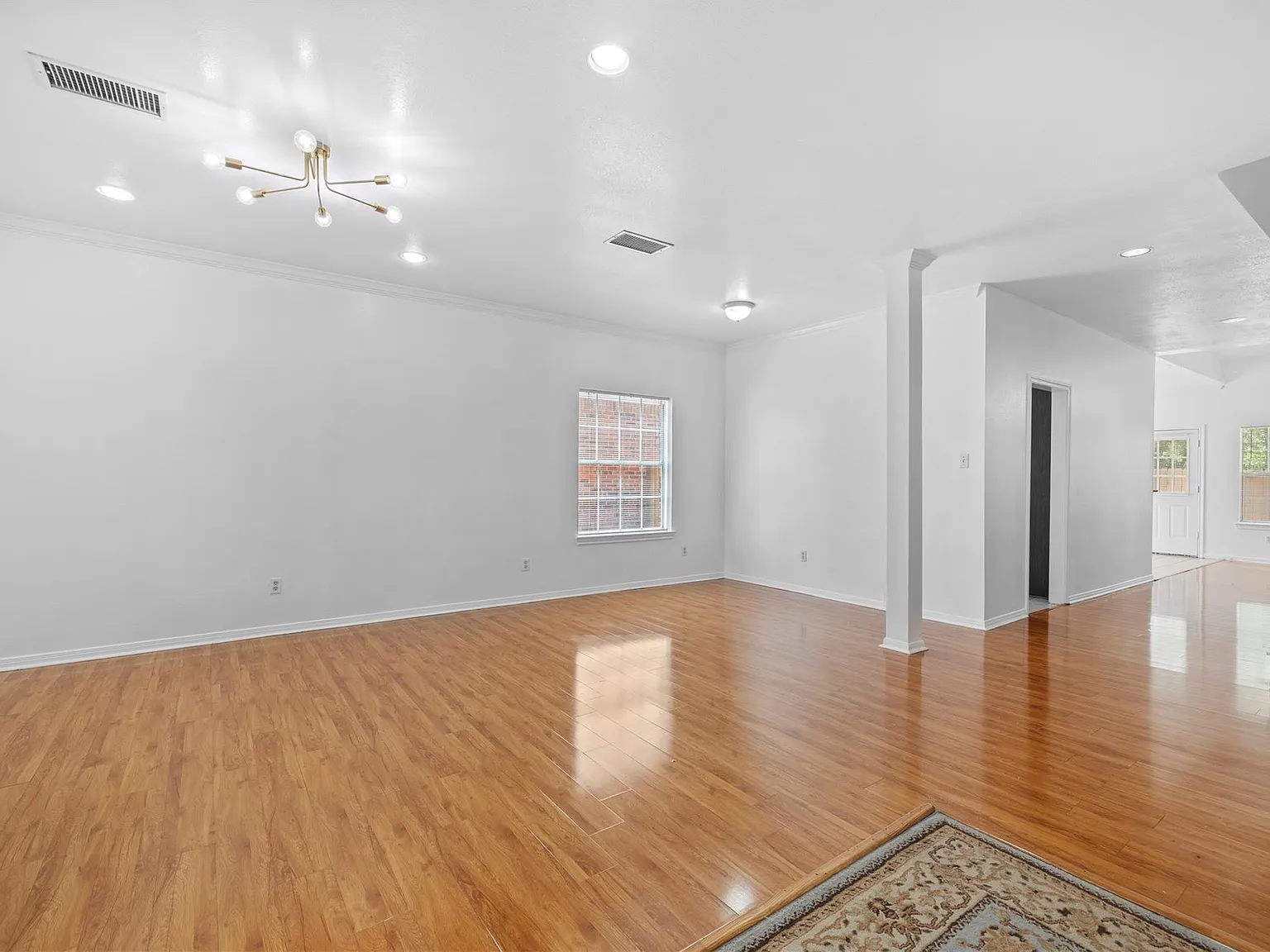 4 bed, 2.5 bath, 2932 sqft, $2,500 — Photo 2