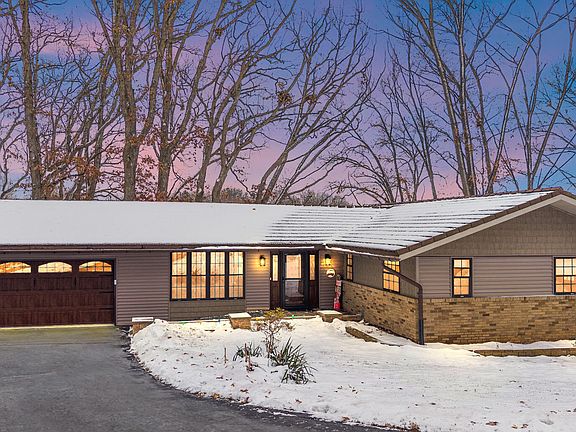 3rd image of 202 Oakridge Ct