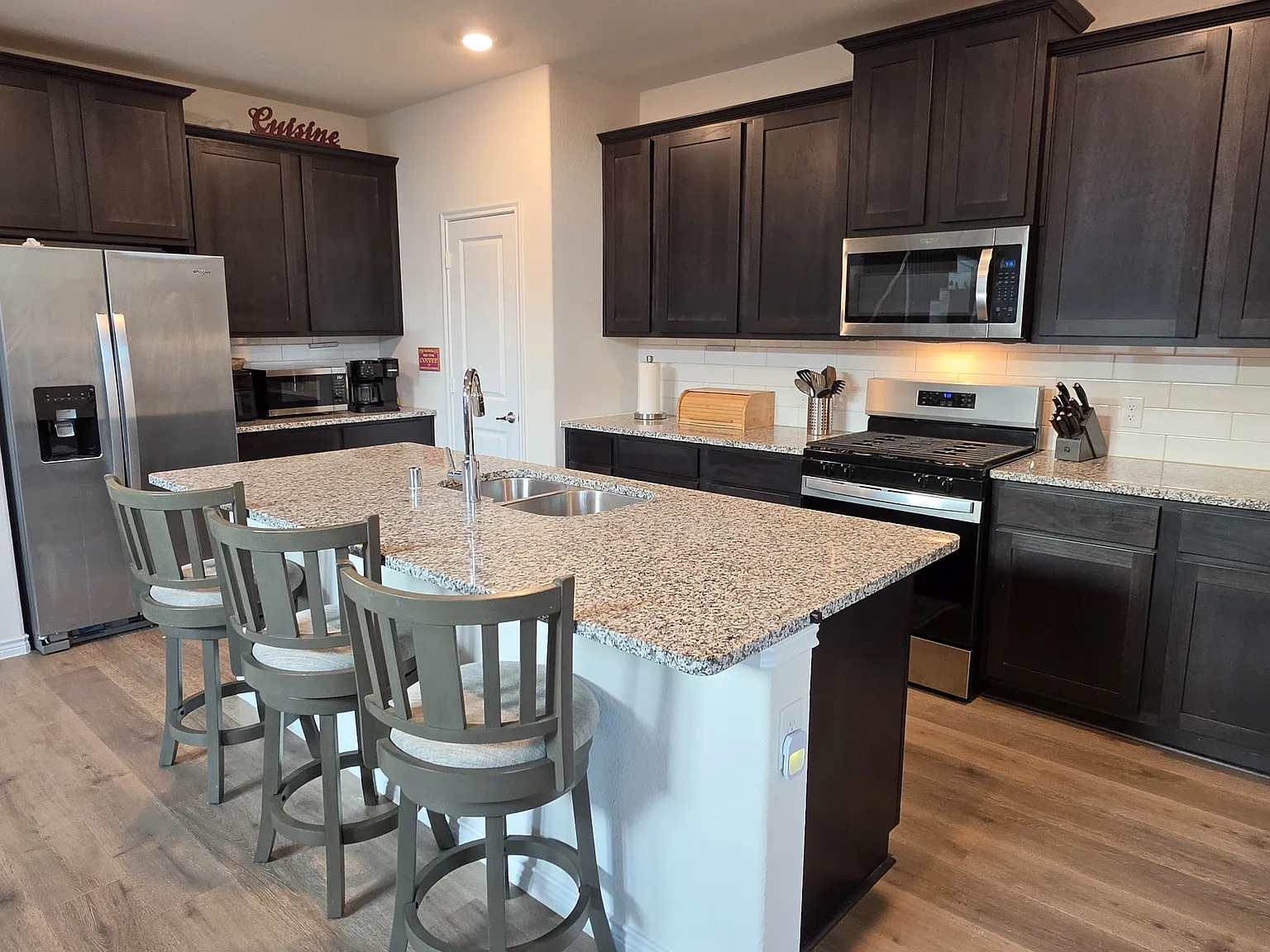 4 bed, 2555 sqft, $2,750 — Photo 4