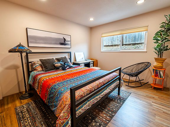 Layered textures, bold patterns, and rinspirational coastal artwork. Designed for both comfort and personality, it's a space that feels playful yet restful- the perfect retreat after a day at the beach.