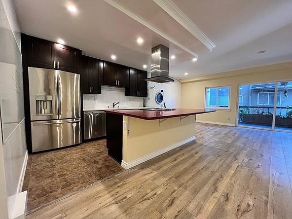 4th image of 622 S Barrington Ave APT 106