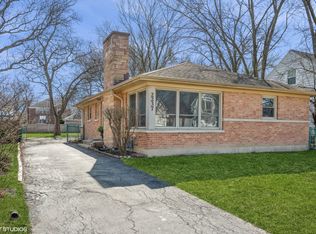 2237 Dewes St, Glenview, IL 60025