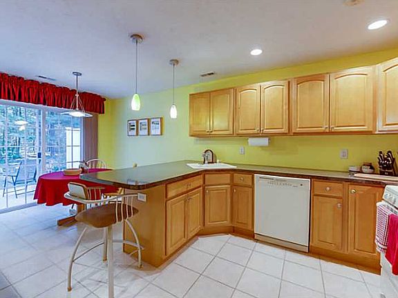 5th image of 14 Silver Pines Blvd