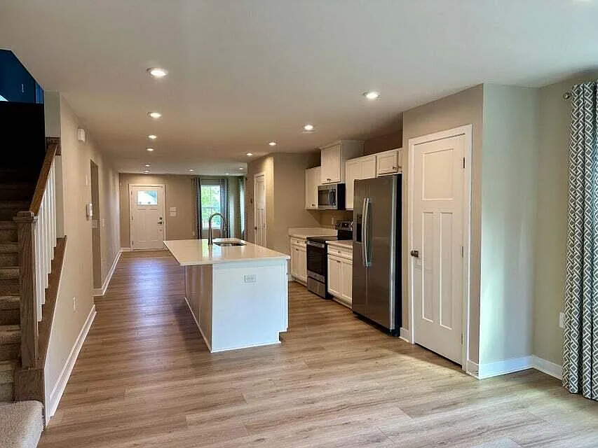 3 bed, 2.5 bath, 1658 sqft, $2,100 — Photo 3