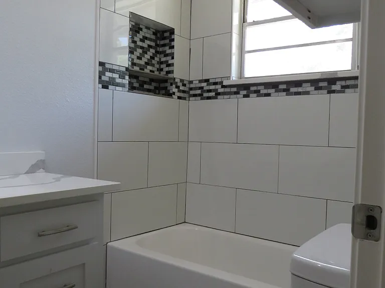 818 Thomas St #1 — Photo 10