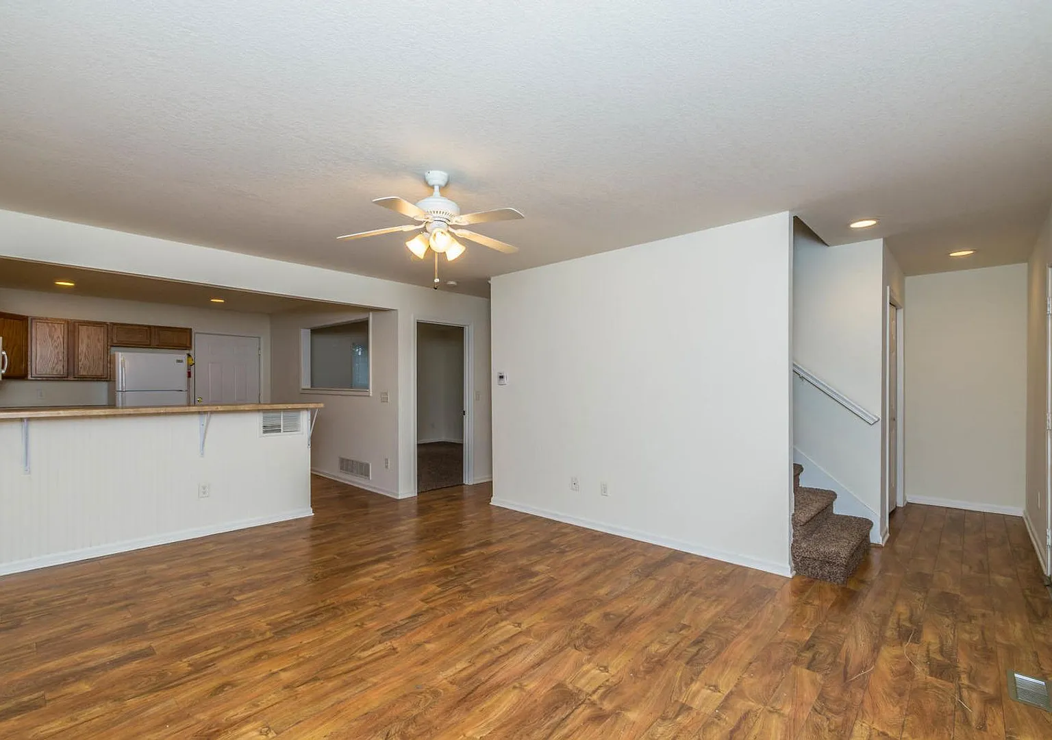 202 E 20th - 4-Bed/3-Bath Townhouse - Walking distance to stadium! — Photo 4