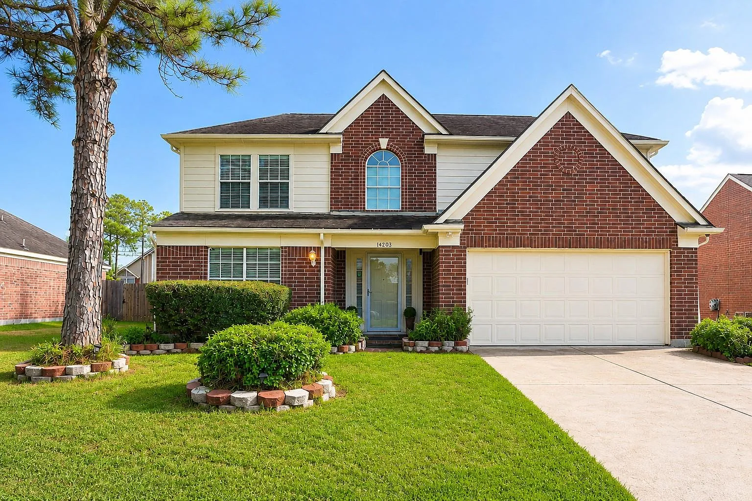 4 bed, 2.5 bath, 2408 sqft, $2,250 — Photo 1