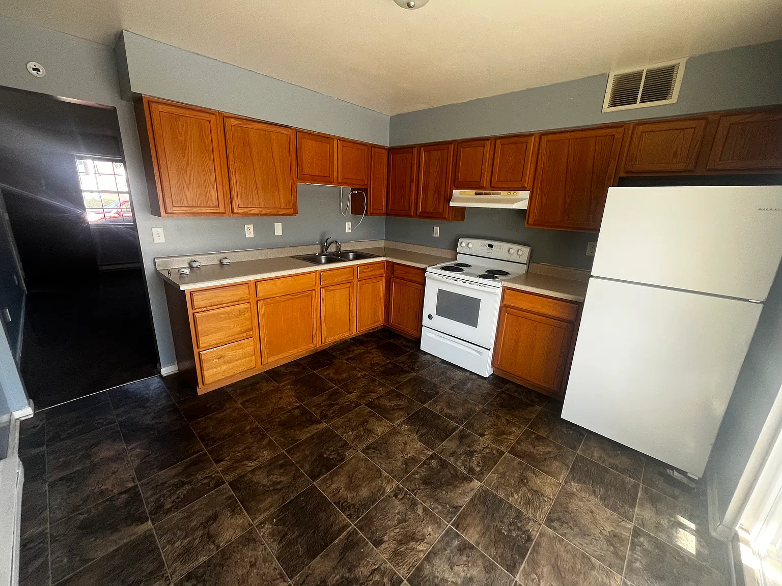 2 bed, 700 sqft, $800 — Photo 2