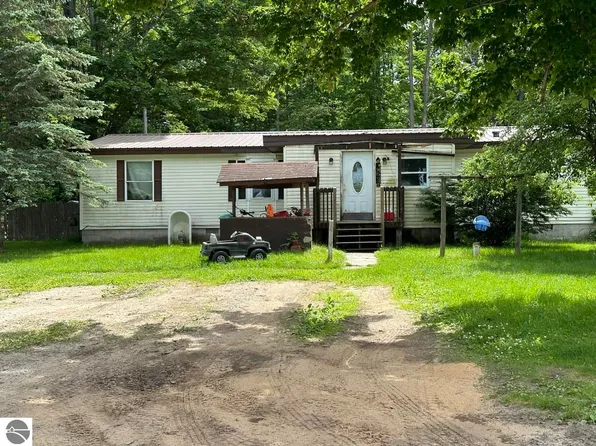 2724 S 35 1/2 Rd, Cadillac, MI 49601
