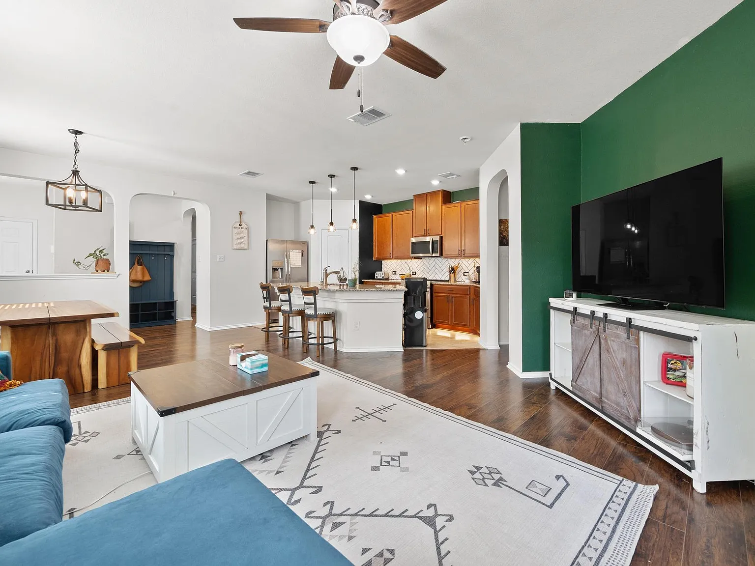 4 bed, 2.0 bath, 1713 sqft, $2,300 — Photo 4