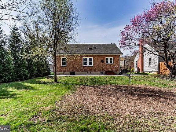 5th image of 251 E Pomfret St