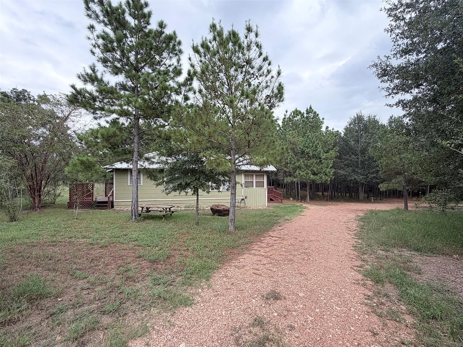 3 bed, 1.0 bath, 858 sqft, $1,800 — Photo 3