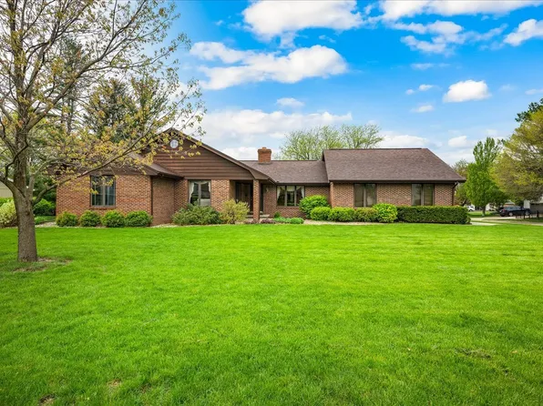 2008 Hedgewood Dr, Bloomington, IL 61704