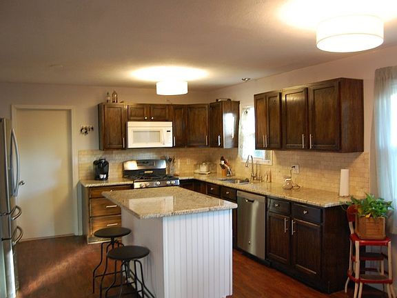 3rd image of 512 Sunset Dr