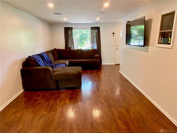 3rd image of 7121 Claircrest Dr
