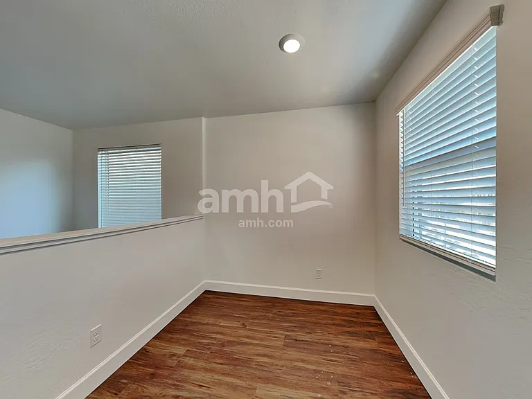17138 W Golden Ln — Photo 9