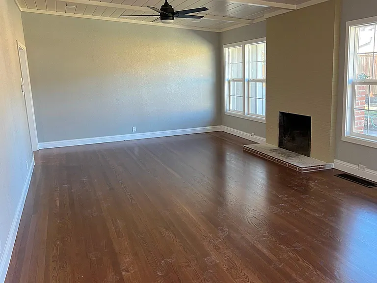 1015 Cameron Way — Photo 2