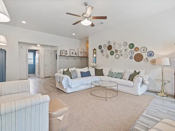 1138 Canyon Gate Dr, Siloam Springs, AR 72761