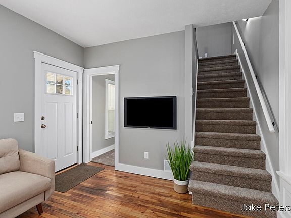 2nd image of 855 Davis Ave NW